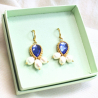 2.	Boucles d’oreilles Azélie en cristal bleu céleste et perles de nacre d’eau douce.