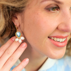 5.	Boucles Azélie bleu céleste, bijou lumineux avec nacre et cristal autrichien.