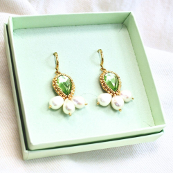 2.	Boucles d’oreilles Azélie en cristal vert tendre et perles de nacre d’eau douce.