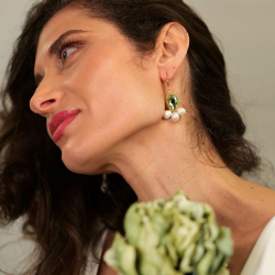 3.	Bijoux créateur faits main – broderie de perles, cristal autrichien et nacre naturelle.