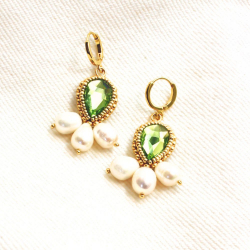 1.	Les boucles Azélie vert tendre – bijou artisanal brodé à la main avec cristal autrichien et nacre.