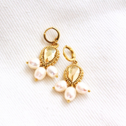 2.	Boucles d’oreilles Azélie sable doré et perles de nacre d’eau douce.