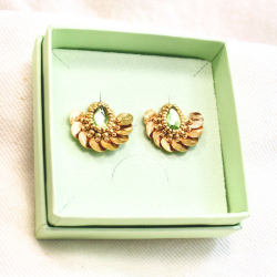 3.	Bijoux créateur faits main – broderie de perles et cristal autrichien, modèle Aimée.