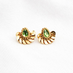 2.	Boucles d’oreilles puces Aimée en cristal vert tendre et sequins dorés à l’or fin.
