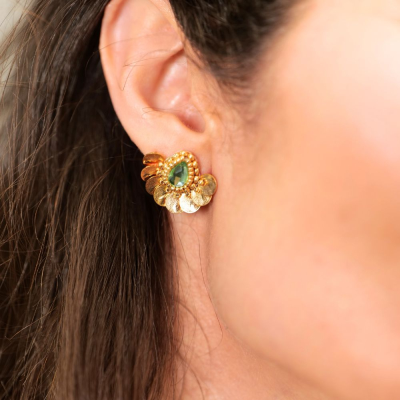 1.	Les boucles Aimée vert tendre – bijou artisanal brodé à la main avec cristal autrichien.