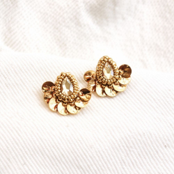 2.	Boucles d’oreilles puces Aimée sable doré et sequins à l’or fin.