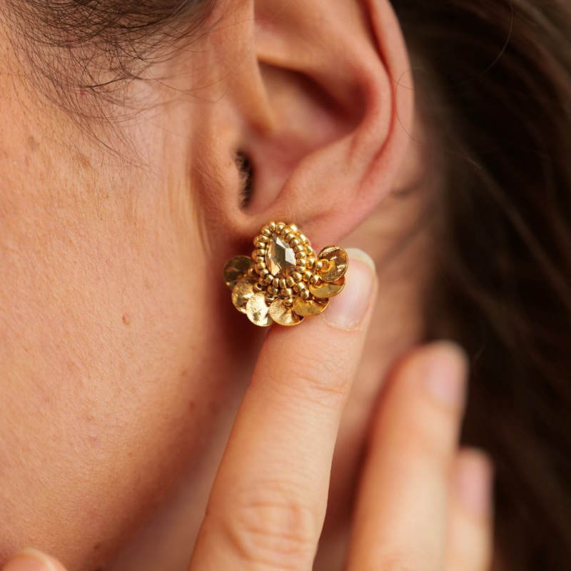 1.	Les boucles Aimée sable doré – bijou artisanal brodé à la main avec cristal autrichien.