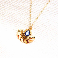 2.	Collier Alma en cristal bleu céleste et sequins dorés à l’or fin, création fait main.