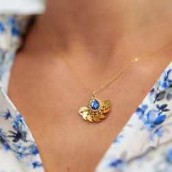 1.	Le collier Alma bleu céleste – bijou artisanal brodé à la main avec cristal autrichien.