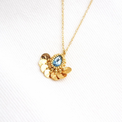1.	Le collier Alma bleu glacier – bijou artisanal brodé à la main avec cristal autrichien.