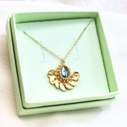 2.	Collier Alma en cristal bleu glacier et sequins dorés à l’or fin.