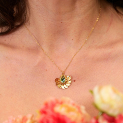 1.	Le collier Alma vert tendre – bijou artisanal brodé à la main avec cristal autrichien.