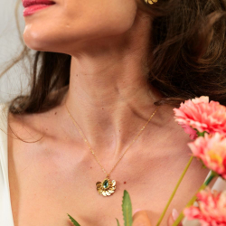 4.	Le collier Alma vert tendre, bijou lumineux de la collection Naïa.