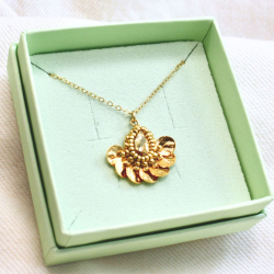 1.	Le collier Alma sable doré – bijou artisanal brodé à la main avec cristal autrichien.