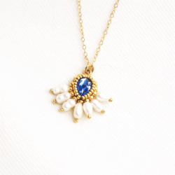 1.	Le collier Zéline bleu céleste – bijou artisanal brodé à la main avec cristal autrichien et nacre.