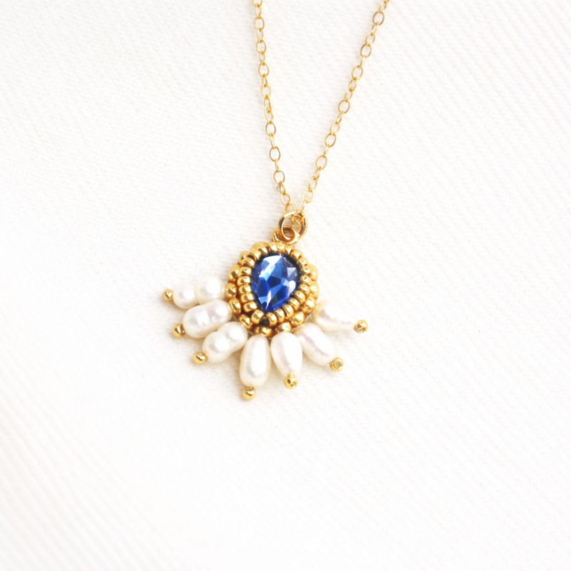 1.	Le collier Zéline bleu céleste – bijou artisanal brodé à la main avec cristal autrichien et nacre.
