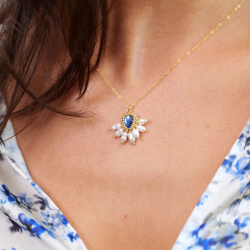 3.	Bijoux créateur faits main – broderie de perles, cristal autrichien et nacre naturelle.