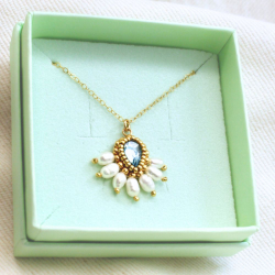 3.	Bijoux créateur faits main – broderie de perles, cristal autrichien et nacre naturelle.