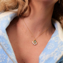 4.	Le collier Zéline bleu glacier, bijou délicat de la collection Naïa.