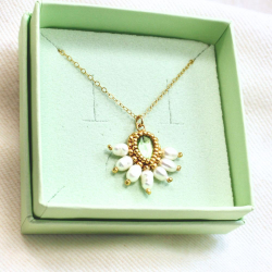 Zéline - Collier en cristal vert tendre et nacre