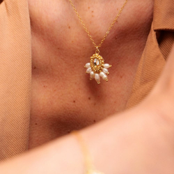 4.	Le collier Zéline sable doré, bijou délicat de la collection Naïa.