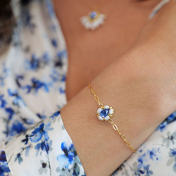 1.	Le bracelet Zina bleu céleste – bijou artisanal brodé à la main avec cristal autrichien et nacre.