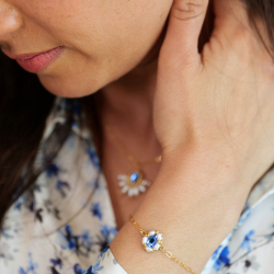 5.	Bracelet Zina bleu céleste, bijou discret et lumineux à porter au quotidien.