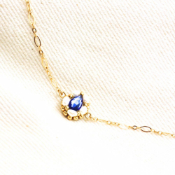 2.	Bracelet Zina en cristal bleu céleste et perles de nacre d’eau douce.