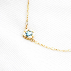 2.	Bracelet Zina en cristal bleu glacier et perles de nacre d’eau douce.