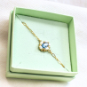5.	Bracelet Zina bleu glacier, bijou discret et lumineux à porter au quotidien.