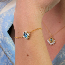 1.	Le bracelet Zina bleu glacier – bijou artisanal brodé à la main avec cristal autrichien et nacre.