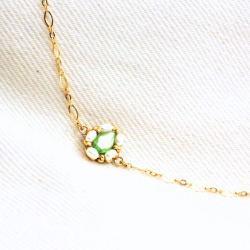 1.	Le bracelet Zina vert tendre – bijou artisanal brodé à la main avec cristal autrichien et nacre.