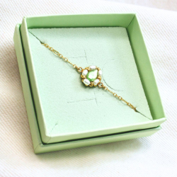2.	Bracelet Zina en cristal vert tendre et perles de nacre d’eau douce.