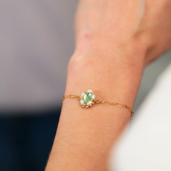 3.	Bijoux créateur faits main – broderie de perles, cristal autrichien et nacre naturelle.