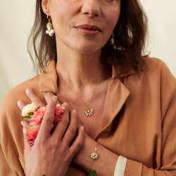 5.	Bracelet Zina sable doré, bijou élégant et lumineux à porter au quotidien.