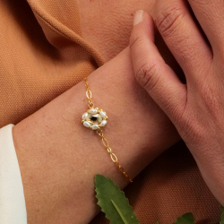 1.	Le bracelet Zina sable doré – bijou artisanal brodé à la main avec cristal autrichien et nacre.