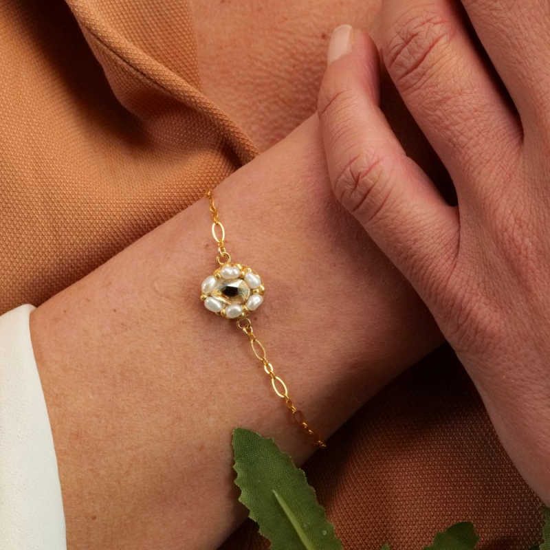 1.	Le bracelet Zina sable doré – bijou artisanal brodé à la main avec cristal autrichien et nacre.