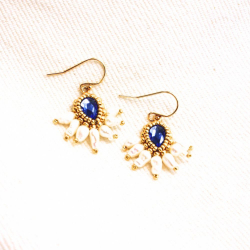 2.	Boucles d’oreilles Zita en cristal bleu céleste et perles de nacre d’eau douce.