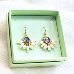 5.	Boucles Zita bleu céleste, bijou élégant et facile à porter au quotidien.