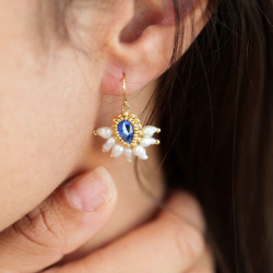 3.	Bijoux créateur faits main – broderie de perles, cristal autrichien et nacre naturelle.