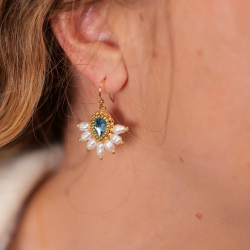 2.	Boucles d’oreilles Zita en cristal bleu glacier et perles de nacre d’eau douce.