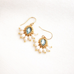 Avec un jean clair, un t-shirt blanc et une surchemise beige pour un look simple et lumineux.