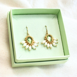 5.	Boucles Zita vert tendre, bijou élégant et facile à porter au quotidien.