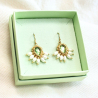 5.	Boucles Zita vert tendre, bijou élégant et facile à porter au quotidien.