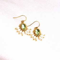 2.	Boucles d’oreilles Zita en cristal vert tendre et perles de nacre d’eau douce.