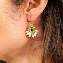 1.	Les boucles Zita vert tendre – bijou artisanal brodé à la main avec cristal autrichien et nacre.