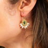 1.	Les boucles Zita vert tendre – bijou artisanal brodé à la main avec cristal autrichien et nacre.