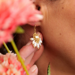Zita - Boucles d'oreilles en cristal sable doré et nacre