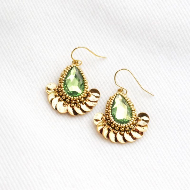 1.	Les boucles Aurore vert tendre – bijou artisanal brodé à la main avec cristal autrichien.