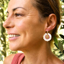 Fleur de nacre et perles fuchsia – création française